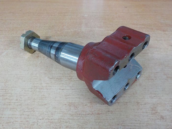 Otočný čep přední nápravy 6-děrový 