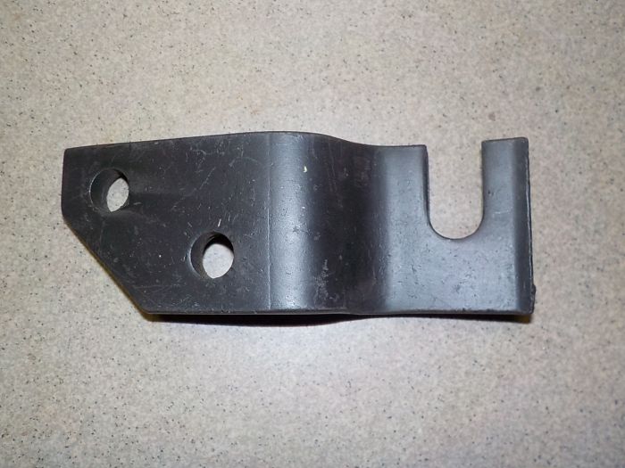 Spodní držák chladiče levý 