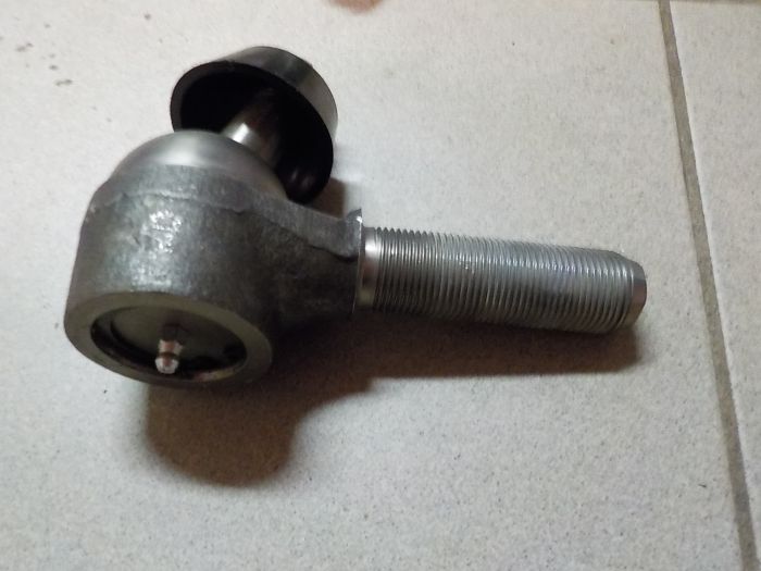 Kulový čep pravý spojovací tyče hnací nápravy český