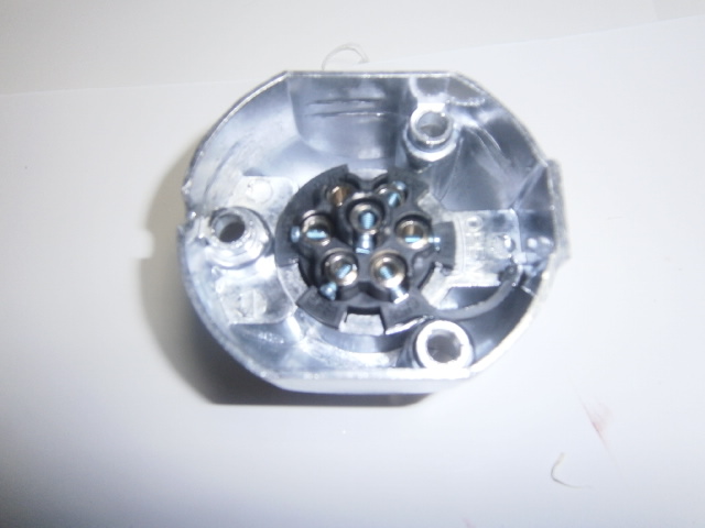 Zásuvka 7. pólová kovová