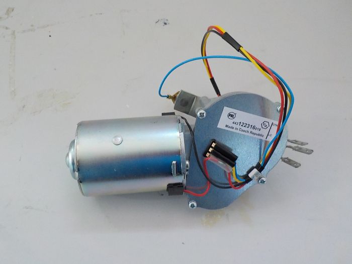 Motorek stěrače přední