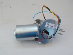 Motorek stěrače přední