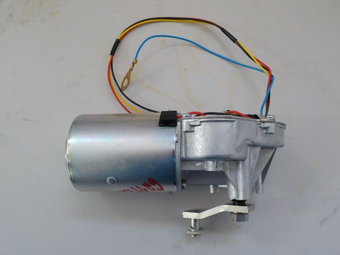 Motorek stěrače přední