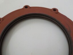 Zadní víko motoru pro labyrint