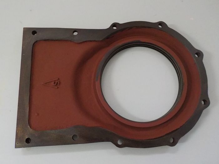 Zadní víko motoru pro labyrint