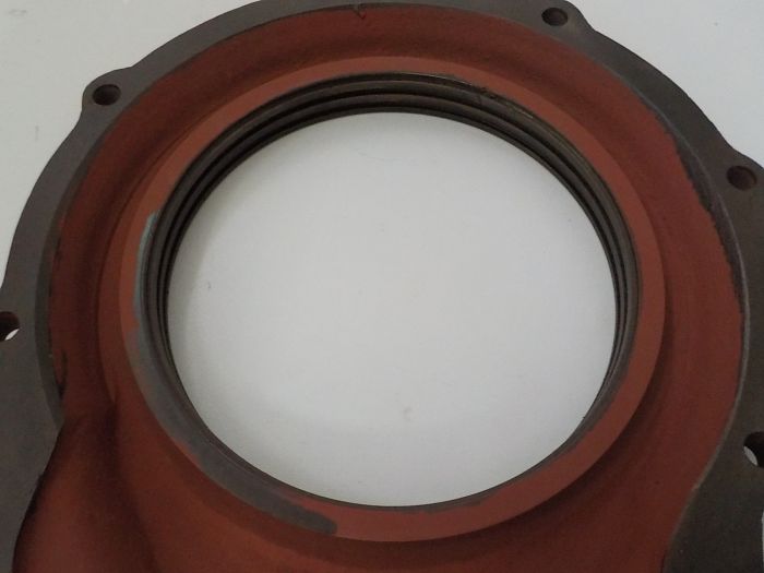 Zadní víko motoru pro labyrint