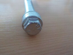 Šroub konzoly přední nápravy závit M18x1,5