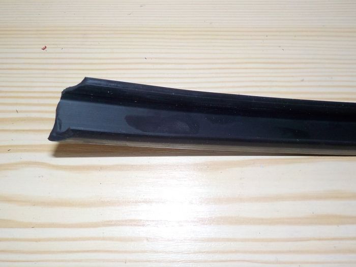 Boční těsnění rámu zadního středního horního okna Z4611-6945