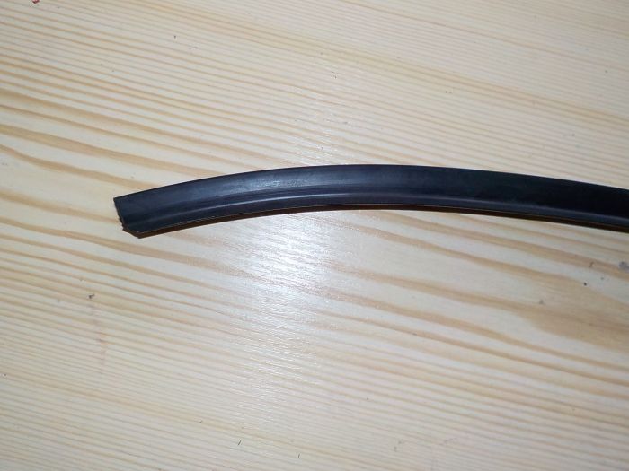 Boční těsnění rámu zadního středního horního okna Z4611-6945