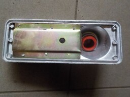 Boční víčko motoru se zátkou