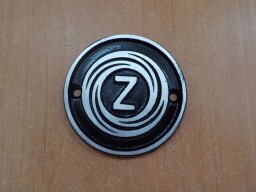 Znak na kapotu - hliník