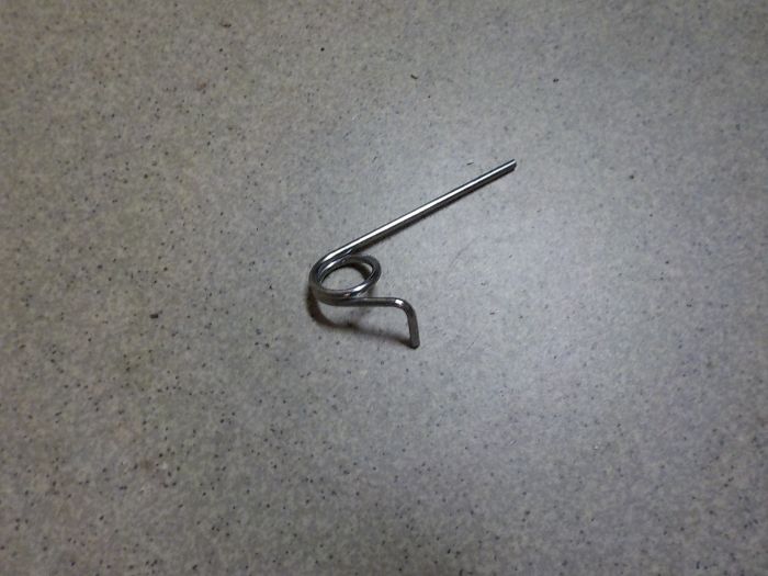 Pružinka pojistky horního závěsu