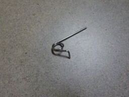 Pružinka pojistky horního závěsu