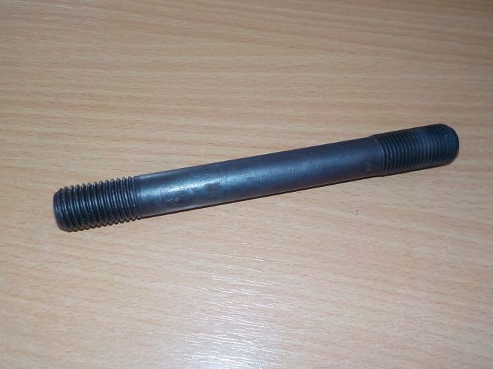 Svorník hlavy a bloku motoru