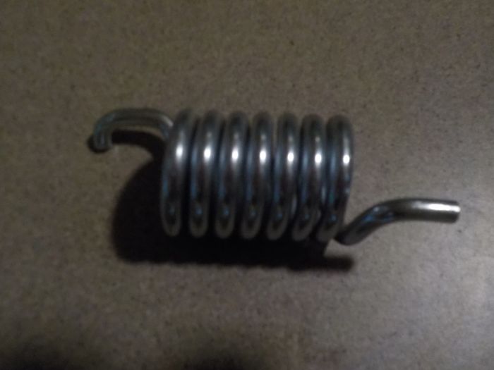 Pružina páky uzávěrky