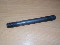 Svorník hlavy a bloku motoru