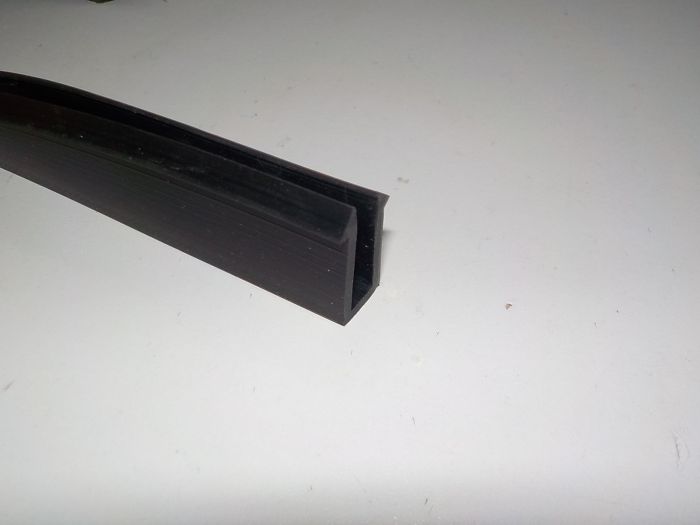 Těsnění zadních bočních a pravého bočního skla - metráž