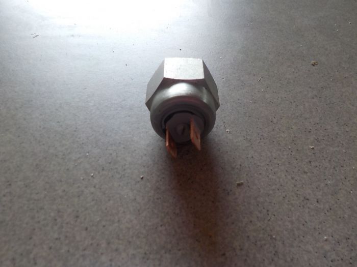 Kapalinový brzdový spínač