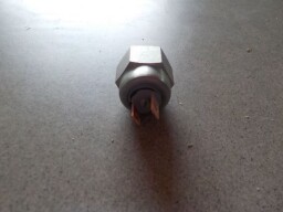 Kapalinový brzdový spínač