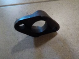 Třmen vstřikovače